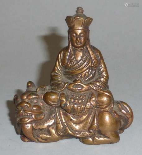 Petite divinité assise sur un lion en bronze. Tibet, XVIIIe ...