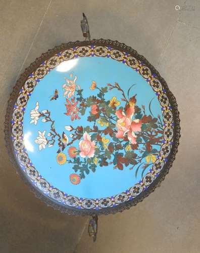 Coupe sur pied en émail cloisonné à décor de fleurs,