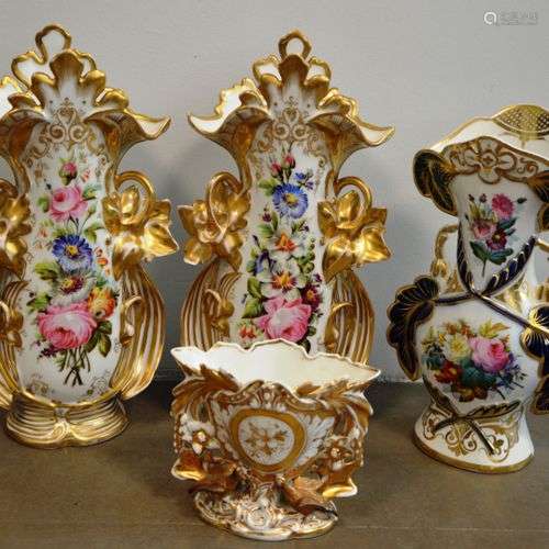 Paire de vases d'églises en porcelaine de Paris