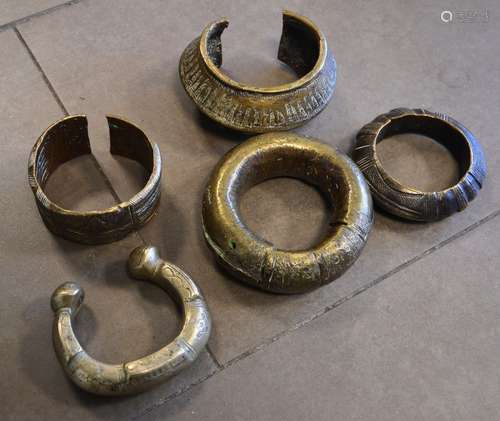 Lot de 5 bracelets d'Afrique du Nord en bronze ciselé.