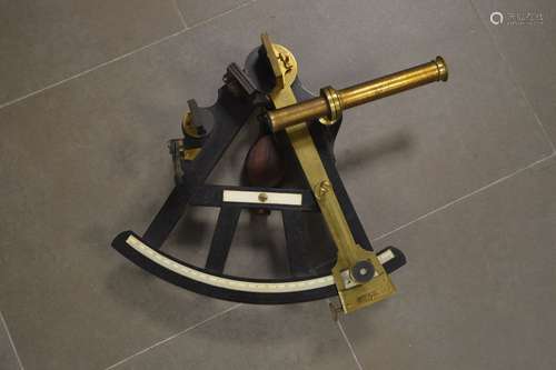 Un sextant, batit en ébène,