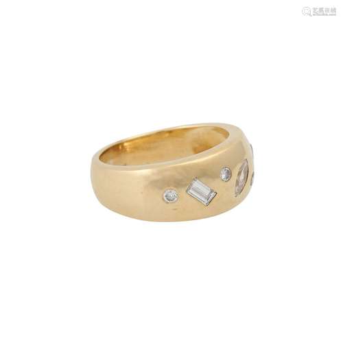 Ring mit Diamanten in unterschiedlichen Schliffformen,