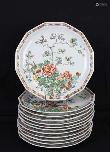 BERNARDAUD à Limoges : Douze assiettes en porcelaine, modèle...