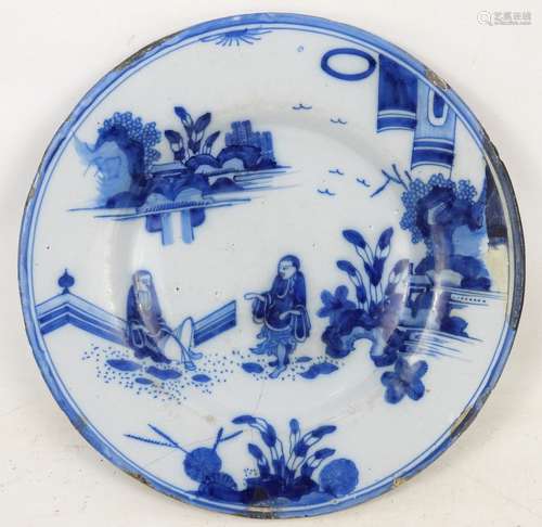 DELFT: Plat circulaire en faience à décor de deux chinois co...