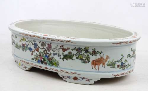 CHINE - XXème siècle: Jardinière ovale en porcelaine à décor...