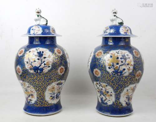 CHINE: Paire de potiches couvertes en porcelaine décorée en ...
