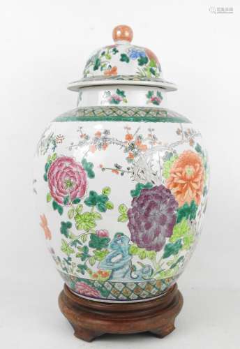 CHINE - XXème siècle : Potiche couverte en porcelaine polych...