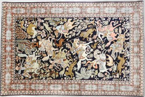 IRAN: TAPIS en laine et soie à décor de cavaliers tirant à l...