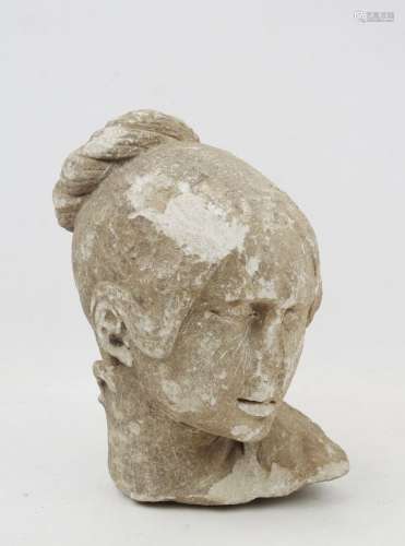 Tête de femme en pierre calcaire sculptée en fort relief de ...