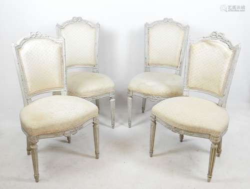 PAIRE DE FAUTEUILS de style Louis XVI en bois mouluré sculpt...