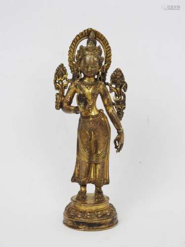 NEPAL : Statuette de Tara en bronze doré représentée debout ...