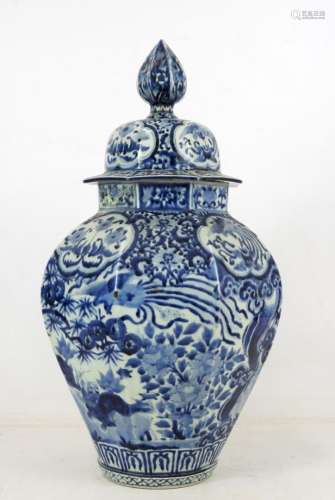 JAPON - Four d'Arita: Important Vase couvert à panse hexagon...