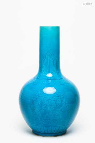 清中期 孔雀藍釉暗刻花卉紋天球瓶