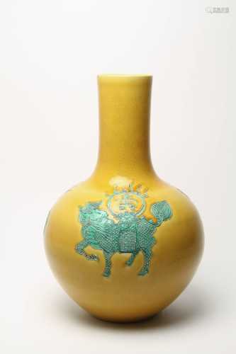 清代 黃地綠釉四瑞獸壽字瓶