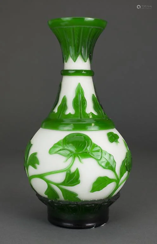 CHINESE GREEN PEKING OVERLAY GLASS VASE