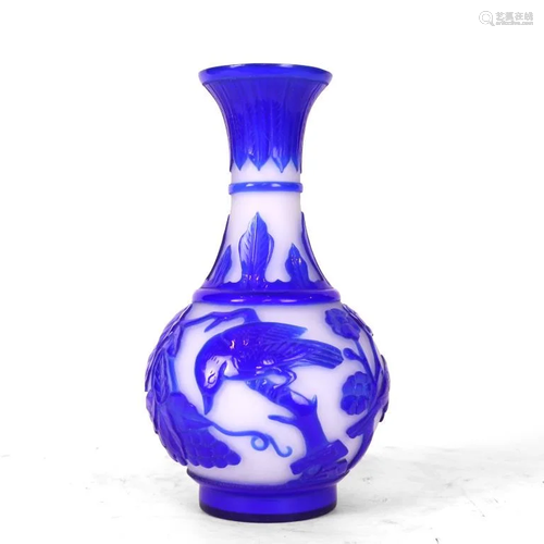 CHINESE WHITE PEKING GLASS GLOBULAR VASE