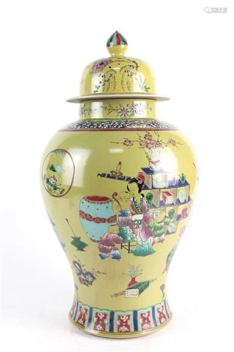 CHINESE FAMILLE JAUNE LIDDED TEMPLE JAR