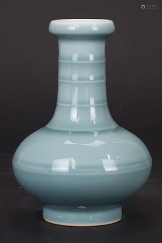 CHINESE CELADON BOTTLE NECK VASE