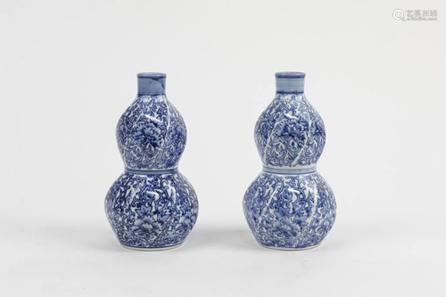 PAIR OF CHINESE BLUE AND WHITE DOUBLE GOURD VASES