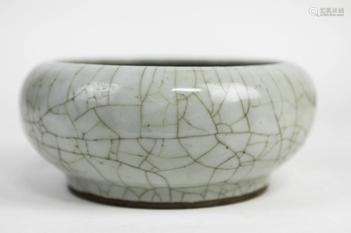 CHINESE CELADON CRACKLEWARE BOWL