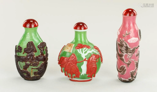 THREE CHINESE PEKING GLASS OVERLAY SNUFF BOTTLES