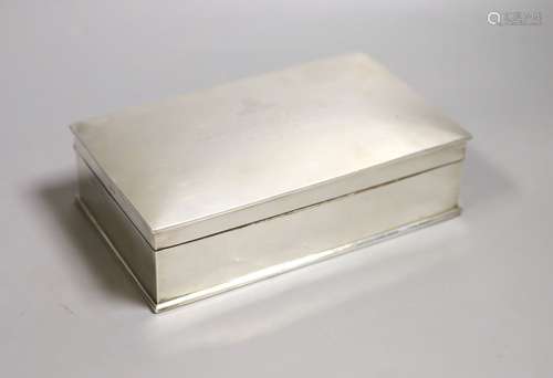 A George V silver mounted rectangular cigar box by Walker & ...