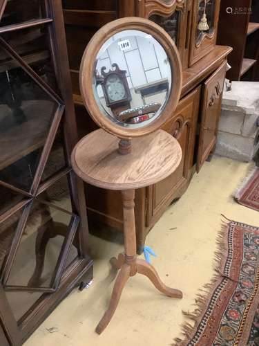 An Edwardian oak shaving stand, with telescopic plate, heigh...