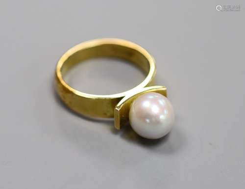 A modern 18ct and cultured pearl set dress ring, size M/N,gr...