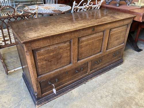 An early 19th century oak mule chest, length 140cm, depth 54...