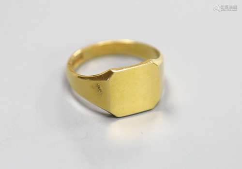 A modern 18ct gold signet ring, size V,8.4 grams.