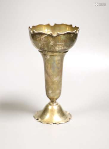 A George V silver vase, Chester, 1911, height 20.7 cm, weigh...