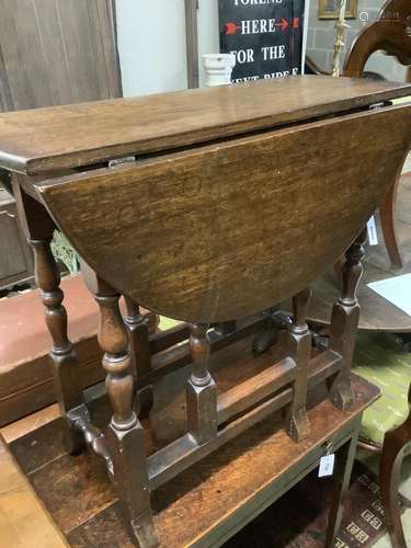 A small early 18th century oak gateleg table, width 76cm, 89...