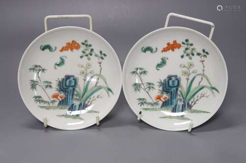 A pair of Chinese enamelled porcelain saucer dishes, 16cm di...