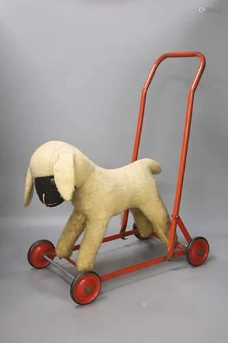 A pull along dog, height 5cm