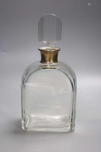 A George V silver mounted glass decanter, height 26cm overal...