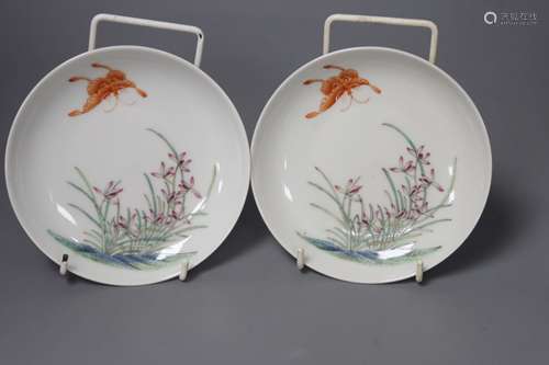 A pair of Chinese enamelled porcelain saucer dishes, diamete...