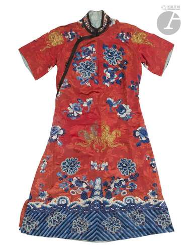 Robe de femme dite cheongsam ou Qipao, en satin de soie roug...