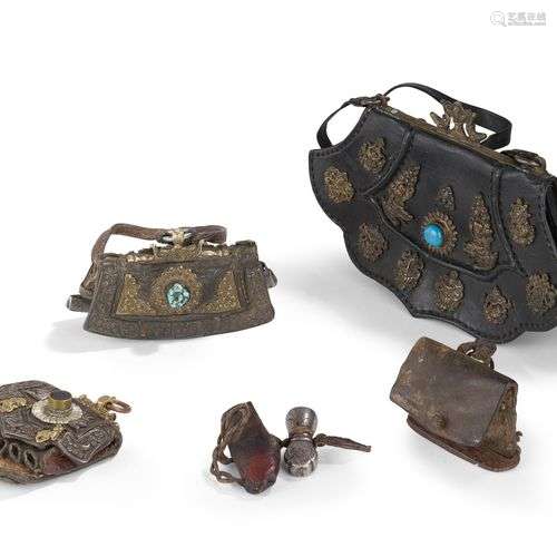 Cinq pochettes en cuir et un briquet, Tibet, XIXe - XXe sièc...