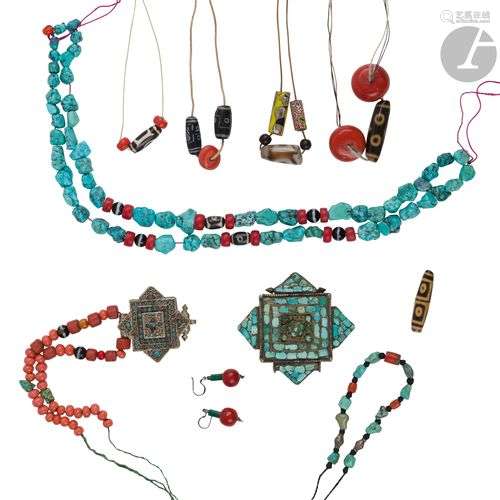 Lot de bijoux, Tibet :- 4 parties de colliers en agate dzi, ...