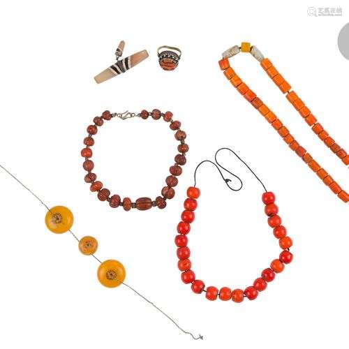 Tibet, lot de bijoux comprenant : - 2 colliers de perles en ...