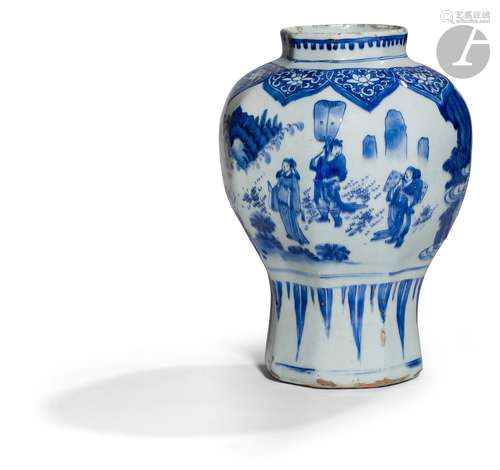 Vase en porcelaine blanche émaillée en bleu sous couverte, C...