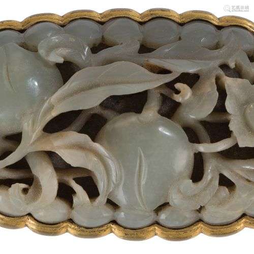 Plaque sculptée et ajourée en jade céladon, Chine, XVIIIe si...