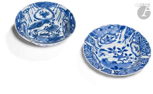 Deux petites coupes creuses et lobées en porcelaine bleu et ...