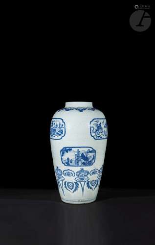 Important vase de forme xiangtuiping en porcelaine blanche m...