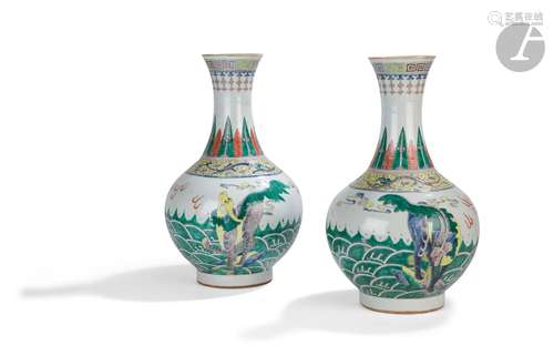 Paire de vases en porcelaine de forme yuhuchunping à décor d...