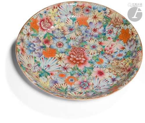 Plat en porcelaine à décor «mille fleurs», Chine, XIXe siècl...