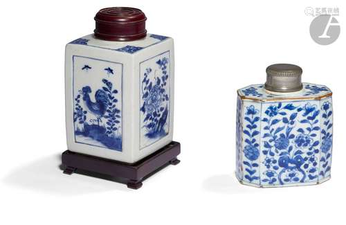 Deux pots à thé en porcelaine bleu et blanc, Chine, XVIIIe s...