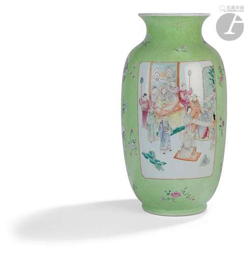 Vase de forme lanterne deng long zun en porcelaine à fond ve...