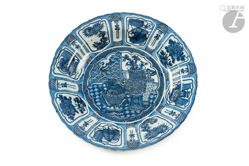 Important plat en porcelaine émaillée en bleu de cobalt sous...