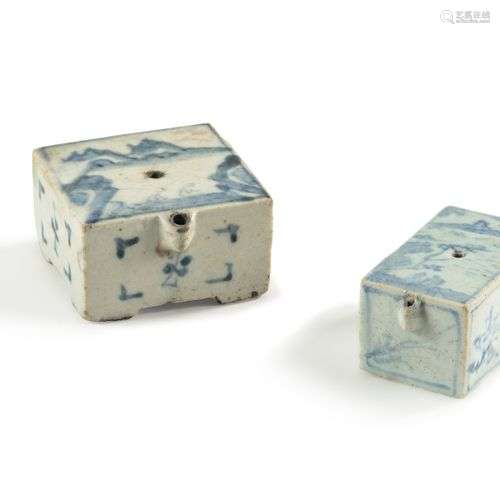 Deux compte-gouttes en porcelaine bleu et blanc, Corée, époq...